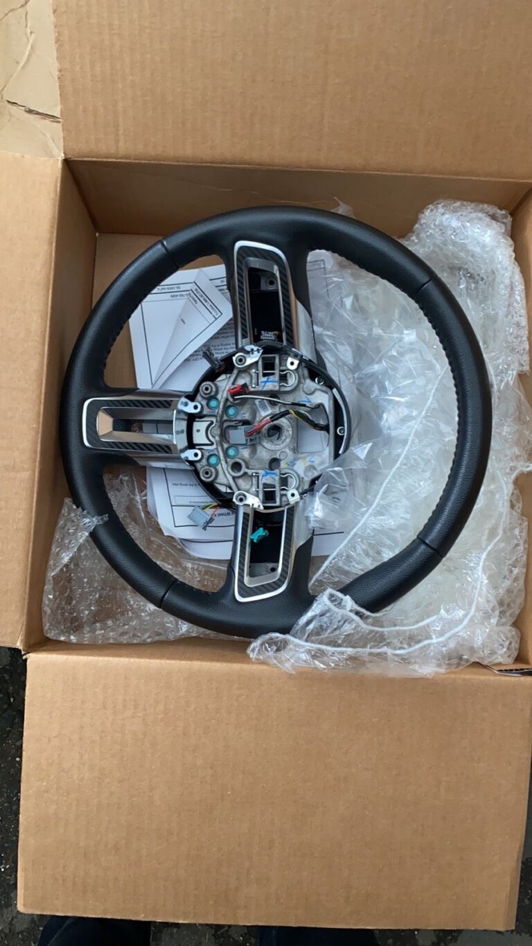 6dfbcb45-51e1-42bf-9370-645bd9792371 Ford Mustang GT multifunction steering wheel 2016