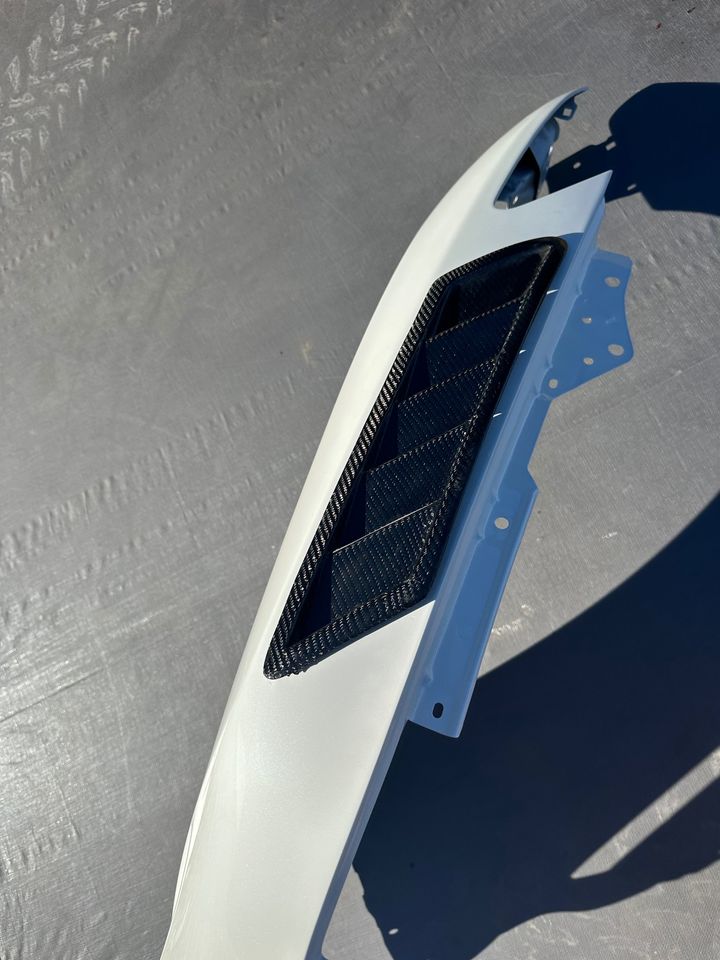 Stock GTR fenders with carbon vent